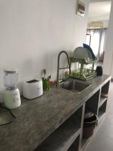 乌纳瓦图纳Hotel Paradiso,的厨房柜台设有水槽和搅拌机