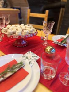 科帕奥尼克Viktorija chalet的一张桌子,上面有红桌布,上面有一盘饼干
