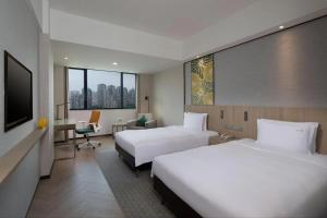上海上海古井假日酒店的酒店客房设有两张床和电视。