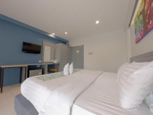 罗勇Xanadu Hotel Utapao的卧室配有一张白色大床