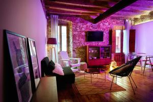滨海阿雷尼斯Dormsy aparthotel House的客厅设有紫色墙壁和椅子