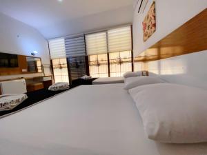 厄吕代尼兹泽赫拉全包酒店的窗户客房内的一张大白色床