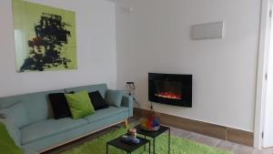 马德里Aparthotelmadridea, renovated quiet apartments, Madrid的带沙发和壁炉的客厅