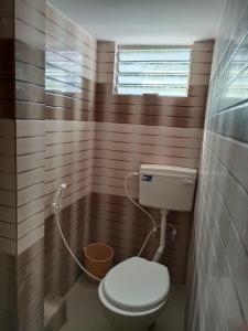 迈索尔Royal Comforts的一间带卫生间和窗户的小浴室
