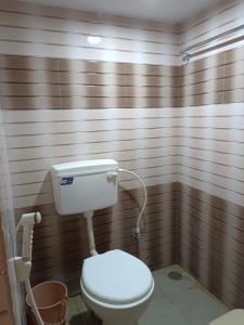 迈索尔Royal Comforts的一间位于客房内的白色卫生间的浴室