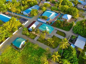 妮兰朵南环礁Villa Stella, Rinbudhoo的享有蓝色屋顶房屋的顶部景色