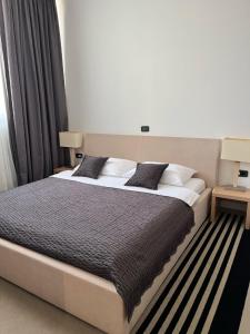 奥西耶克ZOO hotel的一间卧室配有一张大床和两个枕头