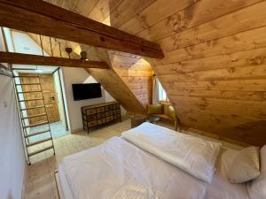 捷克布杰约维采Boutique Cottage Tkalcovna的卧室配有一张白色的木天花板