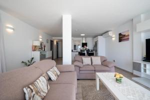 阿吉内金海滩Guacimara Apartments的客厅配有沙发和桌子