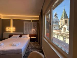 萨拉热窝The Place 87的酒店客房设有两张床和大窗户。