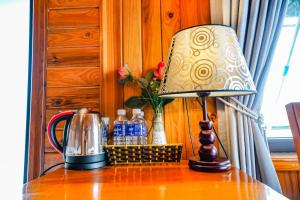 峰牙Phong Nha Escape Bungalow的花瓶桌子上的一盏灯