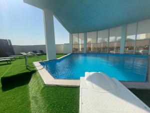 Al WakrahWakra Inn Hotel Apartments的大楼内的大型游泳池