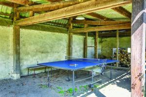La Goupillère - Ancienne école totalement rénovée的楼内一张乒乓球桌