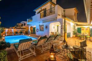 吉亚Riad Serpa Galé - Luxury, private pool, AC, wifi, 5 min from the beach的夜间带游泳池的别墅