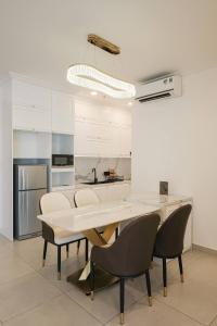 Ấp Phú ThọCompassone - 2bd Luxury Apartment Free Gym & Pool的白色的厨房配有桌椅