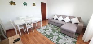 卡尔达斯达·赖尼亚Caldas da Rainha's Green & Brown的客厅配有沙发和桌子