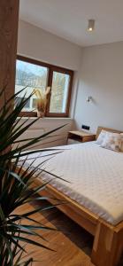 科沃布热格Royal 111的一间卧室配有床和植物