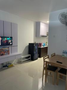 JodohFormosa Residence Apartment Nagoya Batam 15th的一间带桌子的厨房和一间餐厅