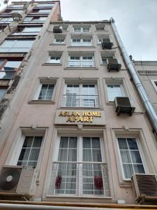 伊斯坦布尔阿斯兰家公寓的建筑一侧的亚洲家居事件标志