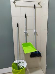 新山Paradigm Residence的浴室设有扫 ⁇ 和绿色桶