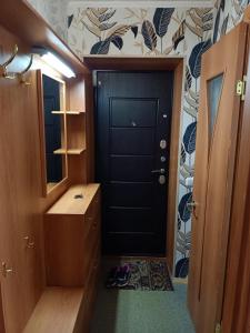 卡拉甘达Уютная квартира в центре города的浴室设有黑色的门和镜子