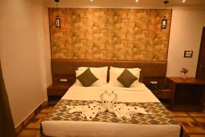 普鲁利耶Swet Palash Resort的酒店客房,配有一张两颗心的床