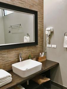 ZamboanguitaMahi Mahi Dive Resort的浴室设有白色水槽和镜子