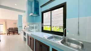 苏梅岛Happy Home Villa 1的一个带水槽和大窗户的厨房