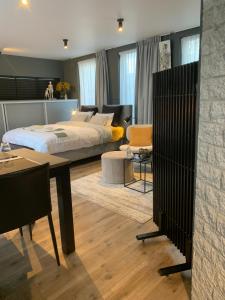 WielsbekeGuestsuite The Nest的一间卧室设有一张床和一间用餐室