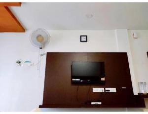 布莱尔港Sea Lounge, Port Blair的客厅设有壁挂式平面电视。