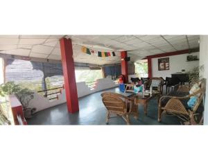 布莱尔港Sea Lounge, Port Blair的一间带桌椅的客厅和一间房间