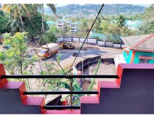 布莱尔港Sea Lounge, Port Blair的从大楼的阳台上可欣赏到街道景色