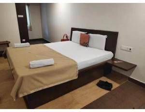 布莱尔港Sea Lounge, Port Blair的一间卧室配有一张带白色床单的大床