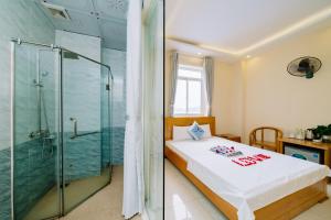 吉婆岛Lang Chai Hotel Cat Ba的一间卧室设有一张床和一个玻璃淋浴间
