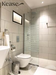 利雅德Kease Nafal C-4 Royal touch AZ46的一间带卫生间和玻璃淋浴间的浴室