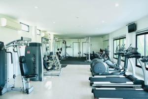 拉廊加拉酒店的健身房里设有数台跑步机和机器