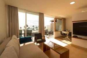 卡门港Luxury Villa Rincon del Mar- Old Town - Puerto del Carmen的带沙发和大窗户的客厅
