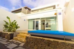 卡门港Luxury Villa Rincon del Mar- Old Town - Puerto del Carmen的一边有蓝色沙发的房子