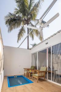 帕特南Crystall Goa Turquoise Edition的客厅里的棕榈树,带有游泳池