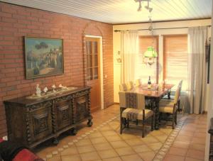 库奥皮奥普鲁德别墅的一间设有桌子和砖墙的用餐室