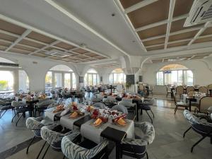 莫哈卡尔艾尔庞塔佐1号酒店的一个带桌椅的大型宴会厅