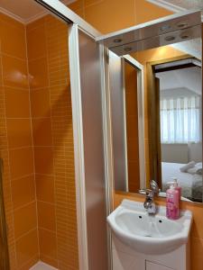 耶泽尔采卡耶斯旅馆的一间带水槽和镜子的浴室