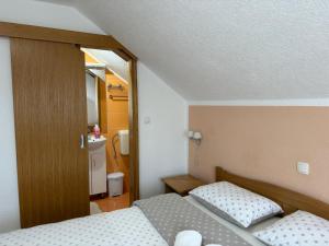 耶泽尔采卡耶斯旅馆的一间带床的小卧室和一间浴室