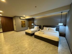 清迈Premier Hostel Chiang Mai的酒店的客房 - 带2张带白色枕头的床