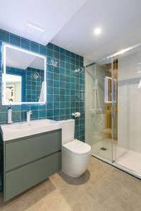 马德里Estudio moderno y acogedor en Madrid Rio nº3的浴室配有卫生间、盥洗盆和淋浴。