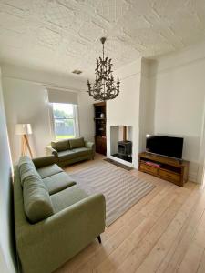 赛特菲尔德The Cottage at Seppeltsfield, Barossa Valley的带沙发和电视的客厅