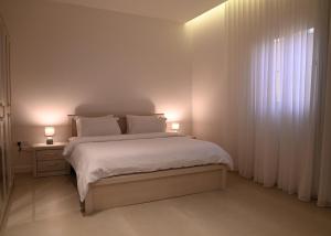 吉达2 Bedroom Apartment in Jeddah的一间卧室配有一张带两盏灯的床。