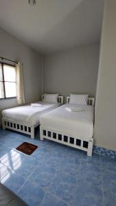 苏梅岛U53/37的蓝色瓷砖的客房内的2张白色床