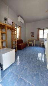 苏梅岛U53/37的客厅铺有蓝色瓷砖地板。