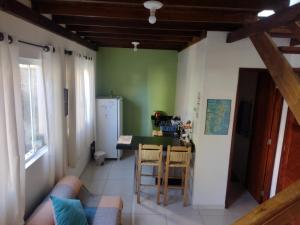 弗洛里亚诺波利斯Quintal Residencial的客厅配有沙发和桌子